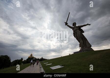 Volgograd. 15 juillet, 2015. Photo prise le 15 juillet 2015 montre la 'Motherland' appelle à la memorial monument historique complexe 'aux héros de la bataille de Stalingrad sur Mamaïev Kourgan' à Volgograd, Russie. La Russie accueillera la Coupe du Monde de Football Coupe du tournoi en 2018. © Li Ming/Xinhua/Alamy Live News Banque D'Images