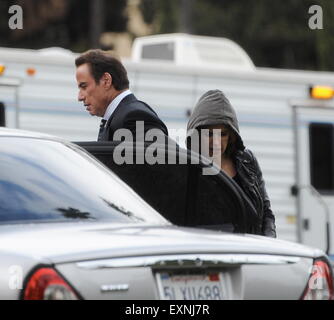 John Travolta repéré sur l'ensemble de 'American Crime Story" et joue le rôle de JO Simpson célèbre avocat Robert Shapiro. L'acteur était accompagné de l'ensemble de sa femme Kelly Preston qui portait un chandail à capuchon dans un jour de pluie à Los Angeles. D'interieurélectronique Banque D'Images