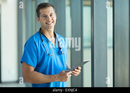 Cheerful young nurse with tablet pc in office Banque D'Images