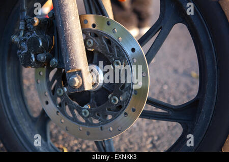 C'est close up de moto, roue avant. Banque D'Images