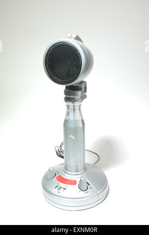 Vintage microphone argent isolé sur fond blanc Banque D'Images