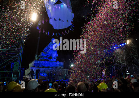 Buenos Aires, Argentine. 15 juillet, 2015. Les gens assistent à l'inauguration de la Juana Azurduy monument dans le jardin de Casa Rosada à Buenos Aires, capitale de l'Argentine, le 15 juillet 2015. Le Président de la Bolivie Evo Morales s'est rendue en Argentine pour inaugurer le monument Juana Azurduy donnés par le gouvernement bolivien. Crédit : Martin Zabala/Xinhua/Alamy Live News Banque D'Images