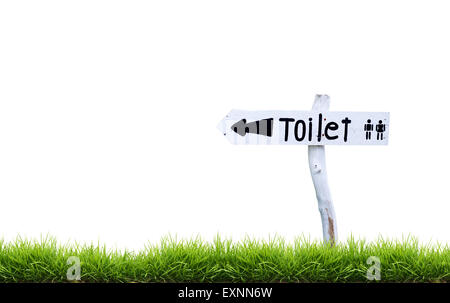 Toilettes en bois blanc signe avec l'herbe verte isolée sur fond blanc Banque D'Images
