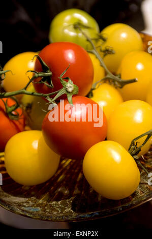 Une image aux couleurs vives de tomates rouges et jaunes Banque D'Images