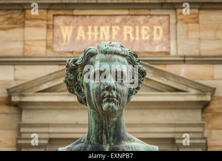 Bayreuth, Allemagne. 15 juillet, 2015. Le buste du roi Louis II en face de l'Haus Wahnfried à Bayreuth, Allemagne, 15 juillet 2015. La réouverture du Musée Richard Wagner sera célébrée le 26 juillet 2015 - un jour seulement après le début de l'Byreuth festival. Photo : Nicolas Armer/dpa/Alamy Live News Banque D'Images