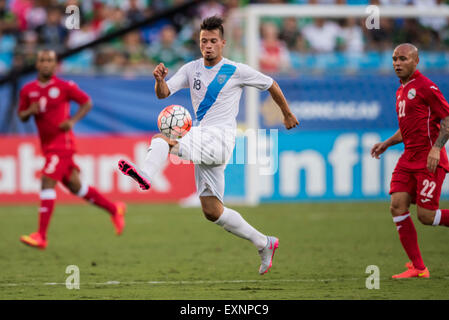 Charlotte, NC, USA. 15 juillet, 2015. Guatemala D Stefano Cincotta (18) au cours de la Gold Cup de la CONCACAF phase groupe match entre Cuba et le Guatemala au stade Bank of America à Charlotte, NC. Jacob Kupferman/CSM/Alamy Live News Banque D'Images