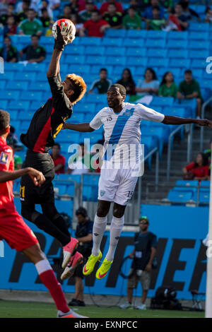 Charlotte, NC, USA. 15 juillet, 2015. Cuba G Diosvelis Guerra (21) au cours de la Gold Cup de la CONCACAF phase groupe match entre Cuba et le Guatemala au stade Bank of America à Charlotte, NC. Jacob Kupferman/CSM/Alamy Live News Banque D'Images