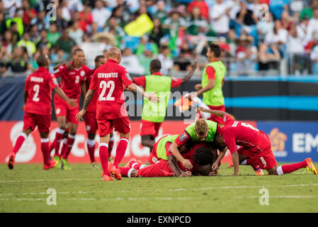 Charlotte, NC, USA. 15 juillet, 2015. Les joueurs cubains célèbrent leur victoire au cours de la Gold Cup de la CONCACAF phase groupe match entre Cuba et le Guatemala au stade Bank of America à Charlotte, NC. Jacob Kupferman/CSM/Alamy Live News Banque D'Images