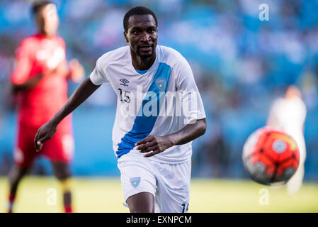 Charlotte, NC, USA. 15 juillet, 2015. Guatemala D Deniss Lopez (15) au cours de la Gold Cup de la CONCACAF phase groupe match entre Cuba et le Guatemala au stade Bank of America à Charlotte, NC. Jacob Kupferman/CSM/Alamy Live News Banque D'Images