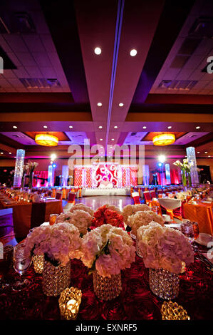 Image d'une salle de bal magnifiquement décorée pour une réception de mariage indien Banque D'Images