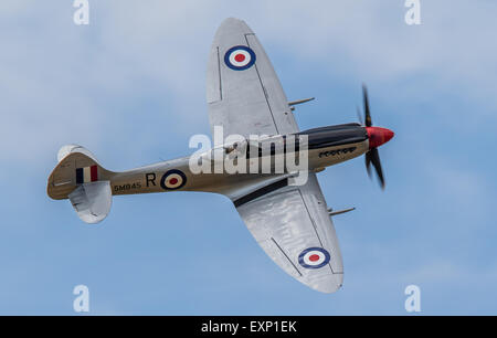 Spitfire unique voler contre un ciel bleu, image emblématique de la bataille d'Angleterre. Banque D'Images