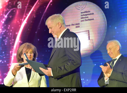 Le ministre-président Horst Seehofer (CSU) reçoit le Ohel Jakob médaille avec un certificat, de président de l'Israelitische Kultusgemeinde dans Muenchen (communauté religieuse juive de Munich) Charlotte Knobloch, lors d'une cérémonie marquant le 200e anniversaire de l'Israelitische Kultusgemeinde Muenchen und Oberbayern (communauté religieuse juive de Munich et de la Bavière à Munich, Allemagne, 15 juillet 2015. Photo : Peter Kneffel/dpa Banque D'Images