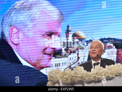 Munich, Allemagne. 15 juillet, 2015. L'ancien ministre-président de Bavière, Edmund Stoiber (r) livre les laudation pour ministre bavarois Président Seehofer, qui est visible sur l'écran vidéo et qui ont reçu l'Ohel Jakob médaille lors d'une cérémonie pour marquer le 200e anniversaire de l'Israelitische Kultusgemeinde Muenchen und Oberbayern (communauté religieuse juive de Munich et de la Bavière à Munich, Allemagne, 15 juillet 2015. Photo : Peter Kneffel/dpa/Alamy Live News Banque D'Images