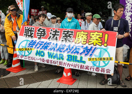 Les protestataires manifester devant le bâtiment de la Diète japonaise le 16 juillet 2015, Tokyo, Japon, après un panneau de la chambre basse a approuvé hier la réinterprétation de l'Article 9 permettant à la nation pour lutter contre les troupes d'outre-mer sur le sol pour la première fois depuis la fin de la Seconde Guerre mondiale, des milliers de manifestants ont pris de l'extérieur de l'édifice du Parlement tous les jours. Les projets de loi approuvé par la chambre basse, les législateurs de la coalition au pouvoir, qui sont maintenant de passer au vote à la chambre principale le vendredi 16 juillet. © Rodrigo Reyes Marin/AFLO/Alamy Live News Banque D'Images