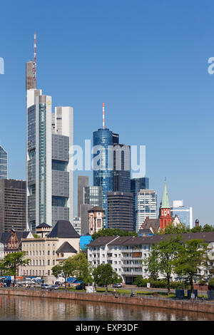Franz Langer tower et Alte Nikolaikirche en face de tour de la Commerzbank et la tour principale, Frankfurt am Main, Hesse, Allemagne Banque D'Images