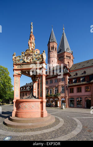 Marktbrunnen fontaine et Cathédrale de Mayence ou de la cathédrale Saint-Martin, Mayence, Rhénanie-Palatinat, Allemagne Banque D'Images