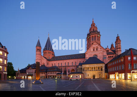 Cathédrale de Mayence ou de la Cathédrale Saint-Martin et Heunensäule colonne de la victoire, place du marché, Mayence, Rhénanie-Palatinat, Allemagne Banque D'Images