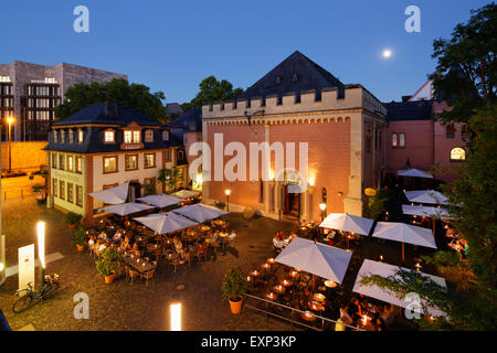 Terrasses de restaurants en face de l'hôpital, Heilig-Geist-Spital crépuscule, Mayence, Rhénanie-Palatinat, Allemagne Banque D'Images