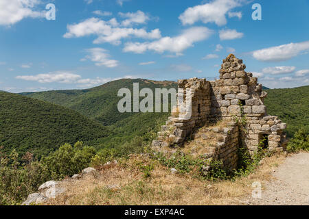 Paysage de la corbieres du château de Termes, y compris les ruines de bâtiment en pierre en premier plan Banque D'Images