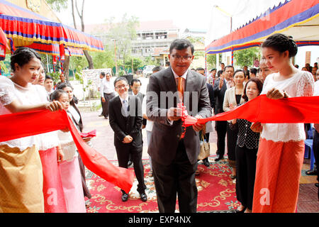 (150716)-- PHNOM PENH, 16 juillet 2015 (Xinhua)-- Le ministre de l'éducation cambodgien Hang Chuon Naron (C) coupe le ruban pour inaugurer un bâtiment de l'école, financé par la Chine à Phnom Penh, Cambodge, 16 juillet 2015. Cambodge Le jeudi a inauguré un bâtiment scolaire de trois étages à l'Indradevi High School ici, qui a été donné par la Chine pour la paix et le développement. (Xinhua/Sovannara) Banque D'Images