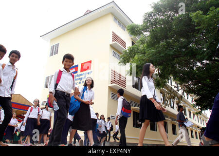 (150716)-- PHNOM PENH, 16 juillet 2015 (Xinhua)-- étudiants cambodgiens devant une école financée par la Chine à Phnom Penh, Cambodge, 16 juillet 2015. Cambodge Le jeudi a inauguré un bâtiment scolaire de trois étages à l'Indradevi High School ici, qui a été donné par la Chine pour la paix et le développement.(Xinhua/Sovannara) Banque D'Images