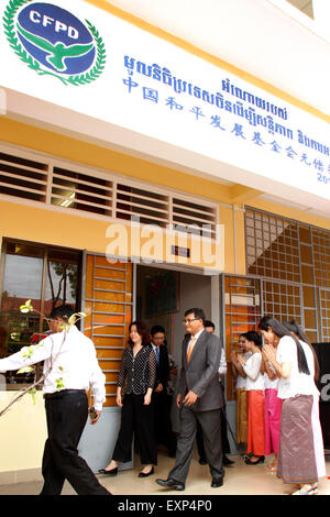 (150716)-- PHNOM PENH, 16 juillet 2015 (Xinhua)-- Le ministre de l'éducation cambodgien Hang Chuon Naron (C) visite un bâtiment de l'école, financé par la Chine à Phnom Penh, Cambodge, 16 juillet 2015. Cambodge Le jeudi a inauguré un bâtiment scolaire de trois étages à l'Indradevi High School ici, qui a été donné par la Chine pour la paix et le développement. (Xinhua/Sovannara) Banque D'Images