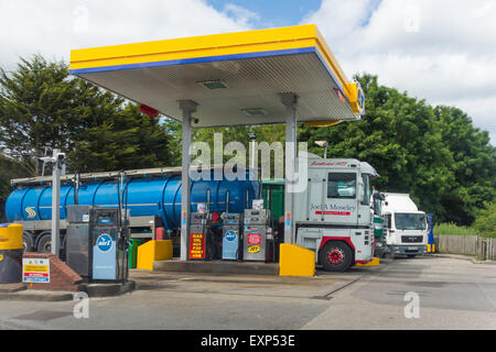 Les poids lourds des véhicules poids lourds de marque Jet station d'approvisionnement en carburant diesel Banque D'Images