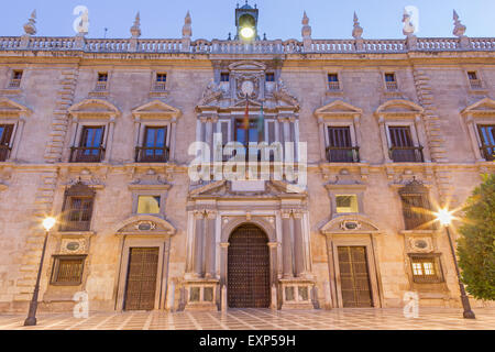 GRANADA, ESPAGNE - 29 MAI 2015 : La façade du palace du vrai Chancilleria de Granada sur la place Sainte-anne au crépuscule. Banque D'Images