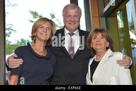 Munich, Allemagne. 15 juillet, 2015. Le ministre-président Horst Seehofer (CSU) pose avec sa femme Karin (L) et Charlotte Knobloch, Président de l'Israelitische Kultusgemeinde dans Muenchen (communauté religieuse juive de Munich), lors d'une cérémonie marquant le 200e anniversaire de l'Israelitische Kultusgemeinde Muenchen und Oberbayern (communauté religieuse juive de Munich et de la Bavière à Munich, Allemagne, 15 juillet 2015. Photo : Peter Kneffel/dpa/Alamy Live News Banque D'Images