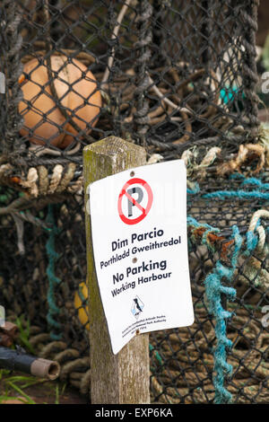 Panneau indiquant qu'il n'y a pas de stationnement dans le port de Porthgain, dans le parc national de la côte de Pembrokeshire, au pays de Galles, au Royaume-Uni, en mai Banque D'Images