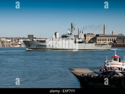 Le HMS Echo un navire hydrographique de la Marine royale, passant de Cour Royal William, Devonport Banque D'Images