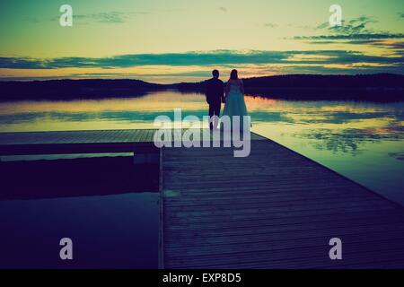 Vintage photo de silhouettes de wedding couple photographié dans l'air extérieur. Beaux jeunes gens dans leur jour de mariage Banque D'Images