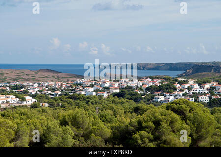 La vue d'Addaia à partir de la route ci-dessus à l'intérieur des terres sur la Cami de Cavall suite nuptiale chemin sur l'île de Minorque espagne Banque D'Images