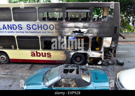 Bristol, Royaume-Uni. 16 juillet, 2015. Un incendie de bus à Bristol provoque d'importants retards à la circulation. Brûlé aussi Bus met le feu à des voitures en stationnement sur la principale route de Bath Bristol. Crédit : Robert Timoney/Alamy Live News Banque D'Images