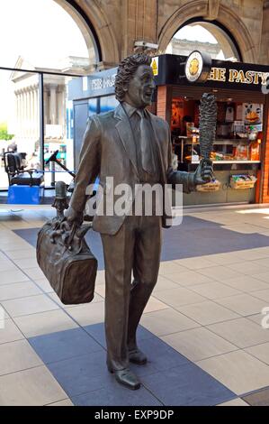 Statue de Ken Dodd avec ses hommes Diddy et chatouillant Stick à l'intérieur de la gare de Lime Street, Liverpool, Merseyside, England, UK, Banque D'Images