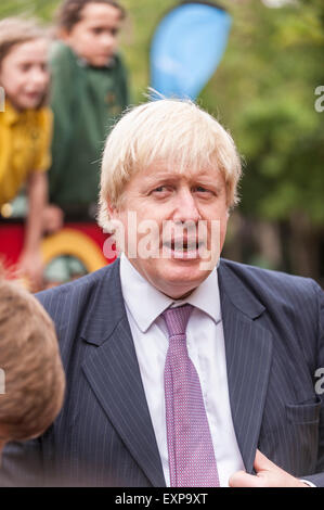 Londres, Royaume-Uni. 16 juillet 2015. Le maire de Londres, Boris Johnson, visites Marcus Garvey Park près de 75015 volontaires locaux pour rejoindre le parc de compensation, à aider les écoliers à une peinture murale colorée et de lancer officiellement le début de l'été de la capitale la plus importante jusqu'à l'assainissement. L'initiative, financée par le maire de Londres, a pour but d'améliorer les domaines auparavant négligés de la ville avec l'aide de près de 3 000 bénévoles. Crédit : Stephen Chung/Alamy Live News Banque D'Images