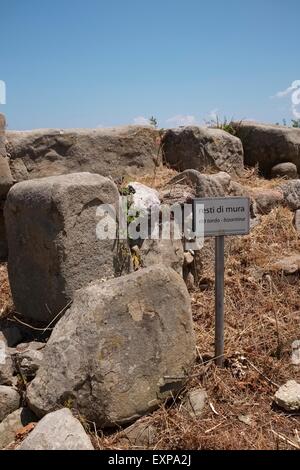 TIndari, au Nord Est de la Sicile : la falaise site archéologique de Grecs et Romains de l'Ruins-The mixte des murs de la ville Banque D'Images