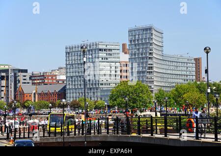 Passerelle la fin de l'Albert Dock en regardant vers la ville, bâtiments, Liverpool, Merseyside, England, UK, Europe de l'Ouest. Banque D'Images