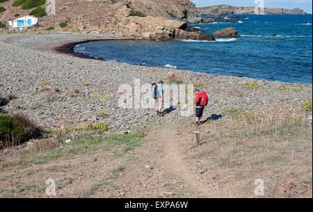 Deux marcheurs sur la Cami de Cavalls suite nuptiale chemin sur l'île de Minorque espagne Banque D'Images