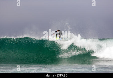 Surfeur professionnel australien Owen Wright surf floater sur une vague dans Jeffreys Bay, Afrique du Sud Banque D'Images