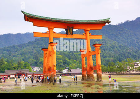 Le grand Torii rouge à marée basse au Sanctuaire Shinto d'Itsukushima sur l'île de Miyajima, Hiroshima, Japon Banque D'Images