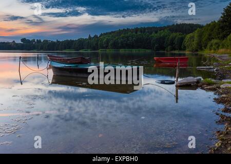 Lac magnifique coucher de soleil avec des bateaux de pêcheurs. Lac polonais en Mazurie Lake District. Paysage lac polonais Banque D'Images