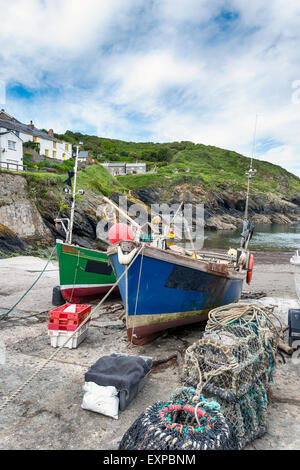 Bateaux de pêche sur la plage à Portloe un petit village de pêcheurs sur la côte sud des Cornouailles Banque D'Images