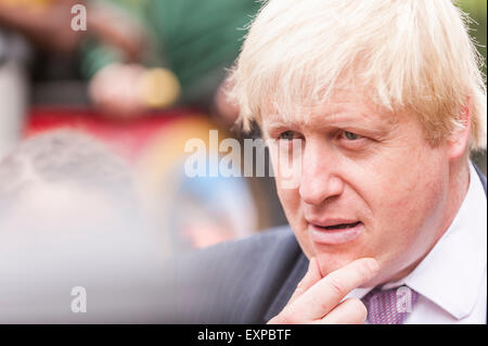 Londres, Royaume-Uni. 16 juillet 2015. Le maire de Londres, Boris Johnson, visites Marcus Garvey Park près de 75015 volontaires locaux pour rejoindre le parc de compensation, à aider les écoliers à une peinture murale colorée et de lancer officiellement le début de l'été de la capitale la plus importante jusqu'à l'assainissement. L'initiative, financée par le maire de Londres, a pour but d'améliorer les domaines auparavant négligés de la ville avec l'aide de près de 3 000 bénévoles. Crédit : Stephen Chung/Alamy Live News Banque D'Images