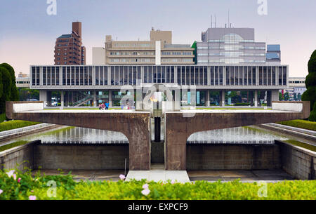 Le Peace Memorial Museum et la flamme de la paix dans le Hiroshima Peace Memorial Park, Hiroshima, Japon Banque D'Images