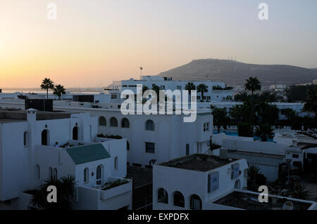 Twilight sur Agadir avec Hill de l'ancienne Casbah en arrière-plan. Banque D'Images