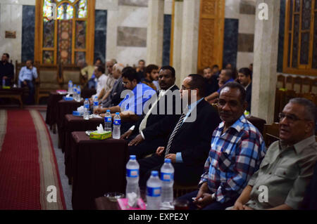 Le Caire, Égypte. 15 juillet, 2014. Les acteurs égyptiens assister à une cérémonie de condoléances à l'acteur Omar Sharif Omar Makram mosquée au Caire, Égypte, mercredi 15 juillet, 2015. Sharif, un acteur égyptien qui a atteint la célébrité internationale en film épopées, ''Lawrence d'Arabie'' et ''DDocteur Jivago, '' est mort dans un hôpital du Caire d'une attaque cardiaque le vendredi. Il a été 83 © Amr Sayed/APA/Images/fil ZUMA Alamy Live News Banque D'Images