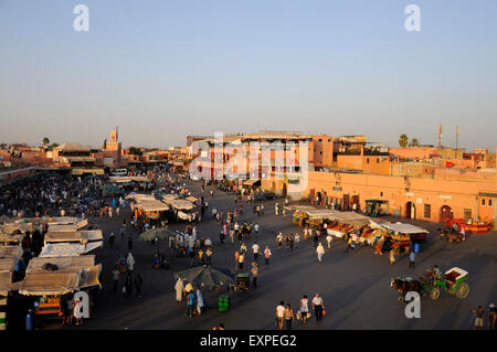 La place Jemaa el-Fnaa vu de dessus. Banque D'Images