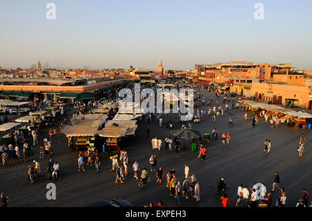 La place Jemaa el-Fnaa vu de dessus. Banque D'Images