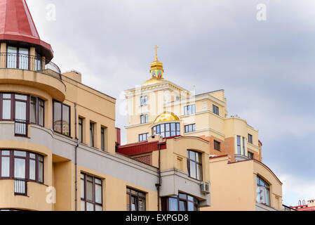 Une église orthodoxe sur le haut toit d'un bâtiment élevé, près de l'Natalka Parc dans le quartier Obolon à Kiev, capitale de l'Ukraine Banque D'Images